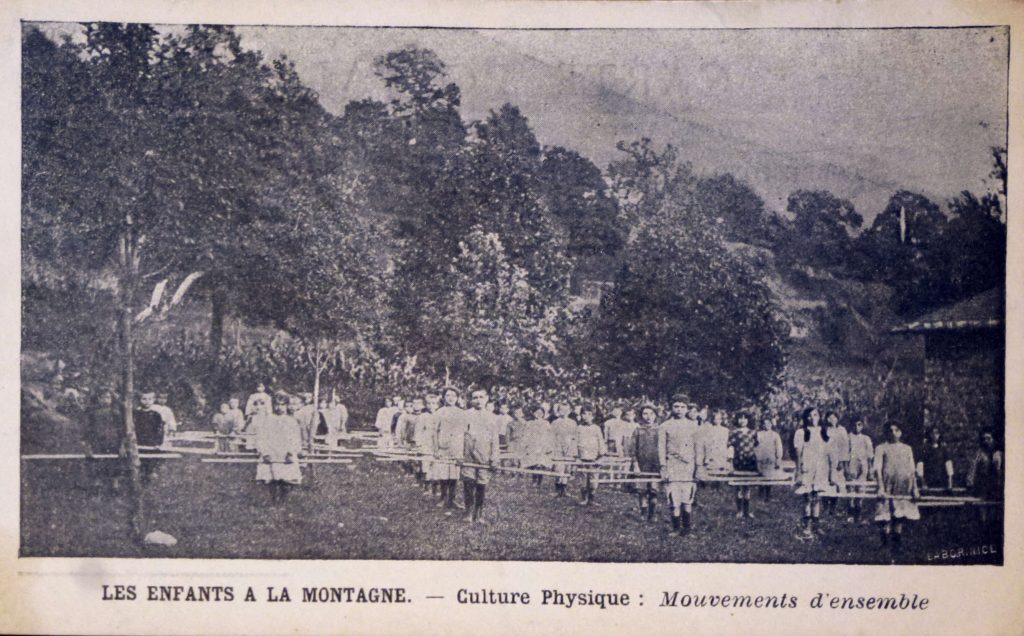 Vieille photo qui parle de l'histoire de la colo