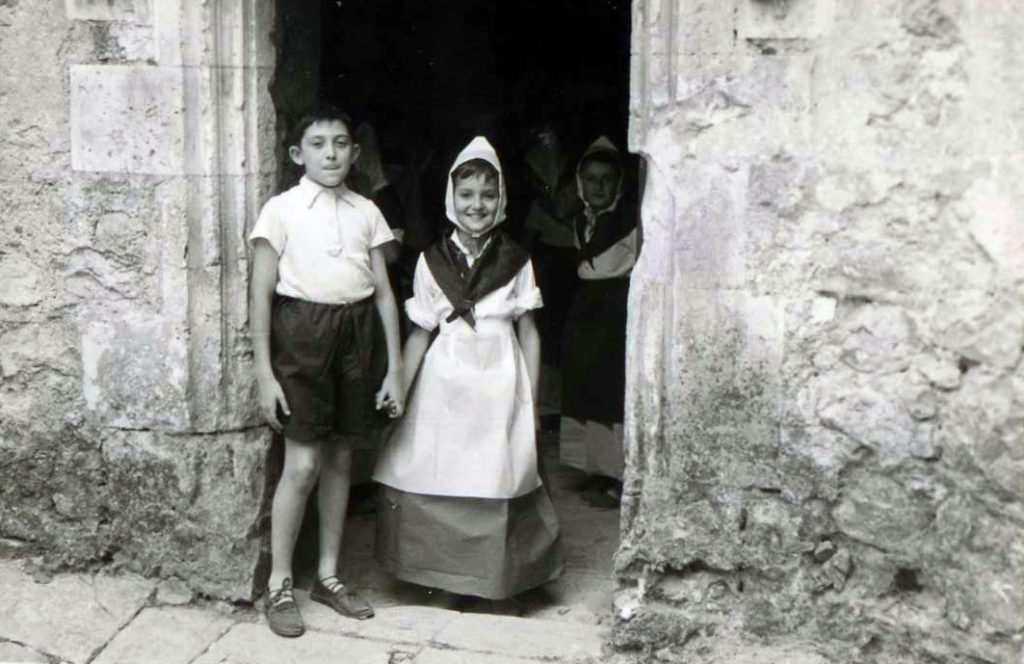 Vieille photo qui parle de l'histoire de la colo